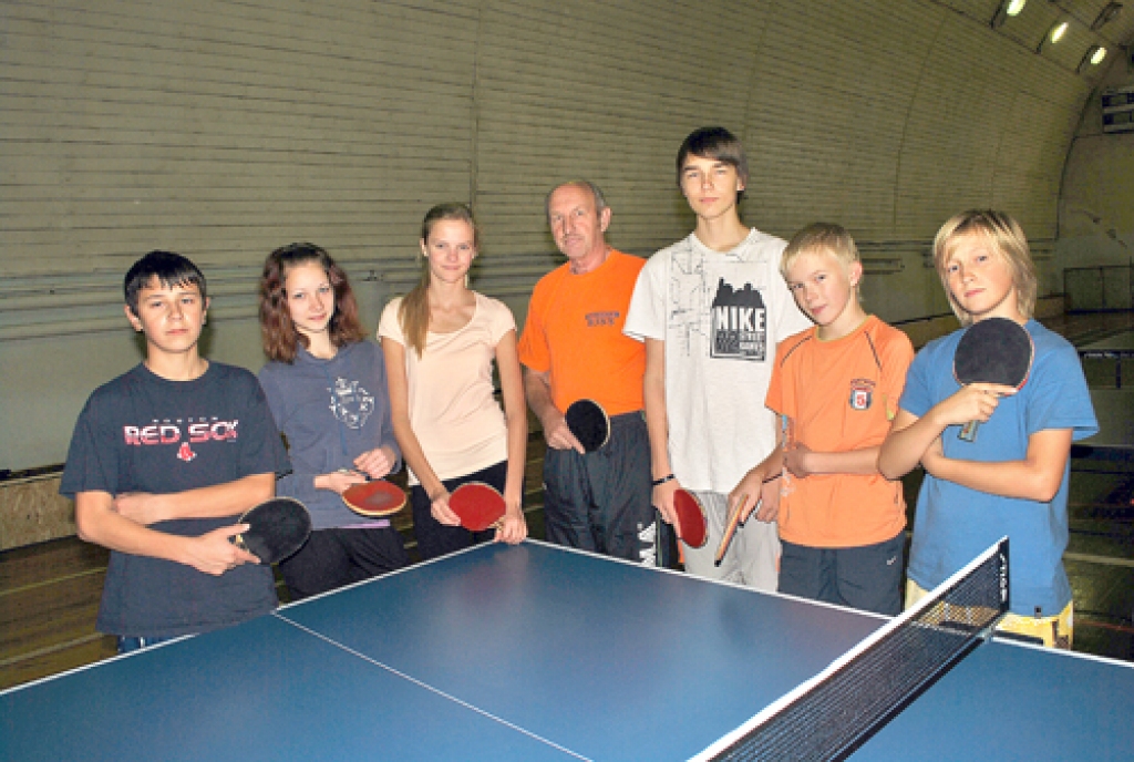 Daži no trenera Modra Indriksona (vidū) audzēkņiem – Elgars Šumins (no kreisās), Amanda Zariņa, Lauma Meimere, Kristofers Kugrēns, Ģirts Mucenieks un Ralfs Lagzdiņš.