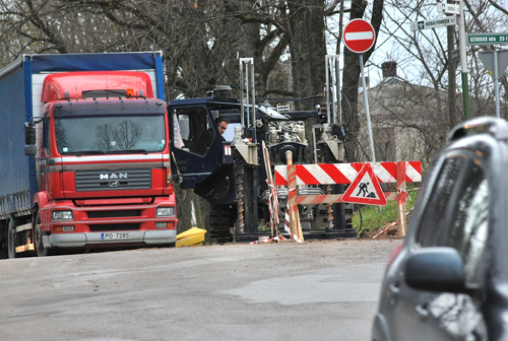 BEZTRANŠEJU METODE. Ar īpašas mašīnas palīdzību tika veikts urbums no Brīvības bulvāra līdz Pilskalna ielas sākumam Bauskā. 
Autors: Uldis Varnevičs