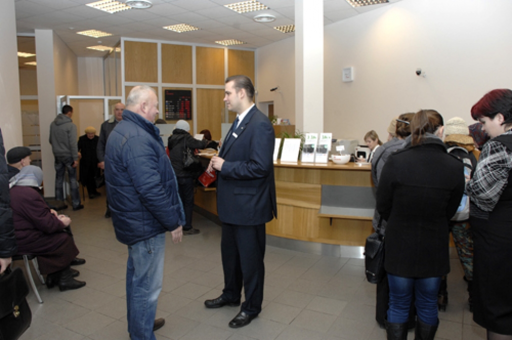  Ermīns Urtāns, Bauskas filiāles pārvaldnieks (no labās), konsultē Laimoni Ramatu par atbilstīgāko apkalpošanas vietu.
Autors: Ivars Bogdanovs