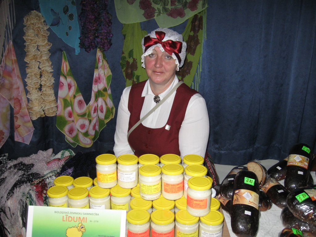 Stelpiete Ineta Klāviņa ar savām šallēm un rīvētajiem mārrutkiem.
Autors: NO LLSA ARHĪVA