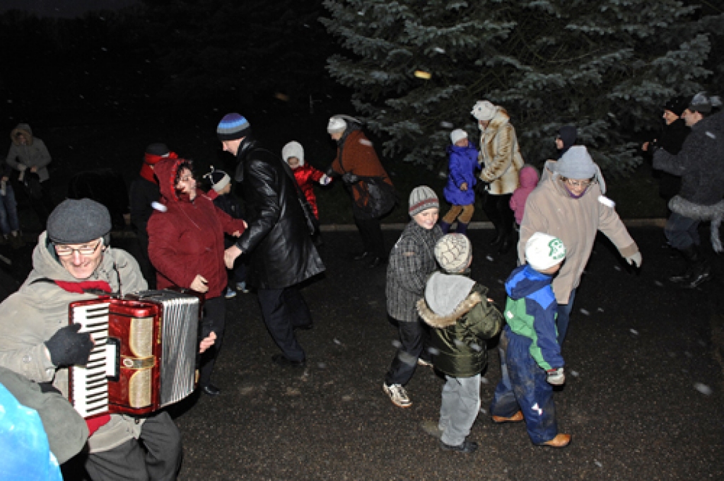 Pulciņš codiešu svētdien, 27. novembra pēcpusdienā uz laiku pameta savus siltos un drošos patvērumus, lai pie pagasta padomes iedegtu svētku egli.
Autors: Ivars Bogdanovs