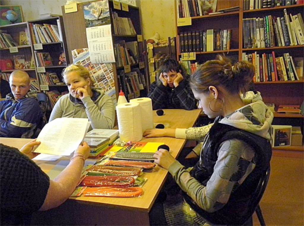 Zālītes skolas bibliotēkā romantiskā sveču gaismā kopīgi lasīja dāņu rakstnieka Denisa Jirgensena grāmatu «Mīlestība no pirmās žagas».
Autors: no Zālītes skolas arhīva