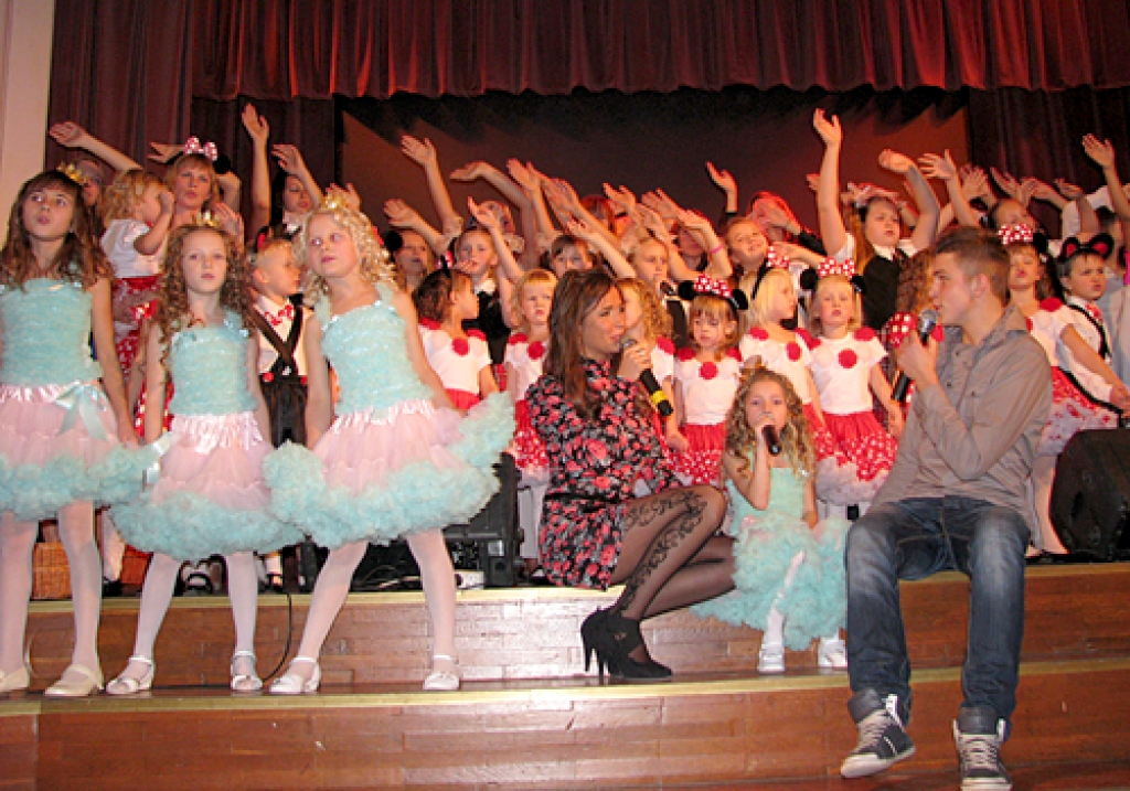 Vokālās studijas „Miljons” albuma „Skaiti līdz miljons” prezentācijas koncertā kā viesi piedalījās arī Inga Karpiča un Mārtiņš Jātnieks. 
Autors: Vilnis Auzāns