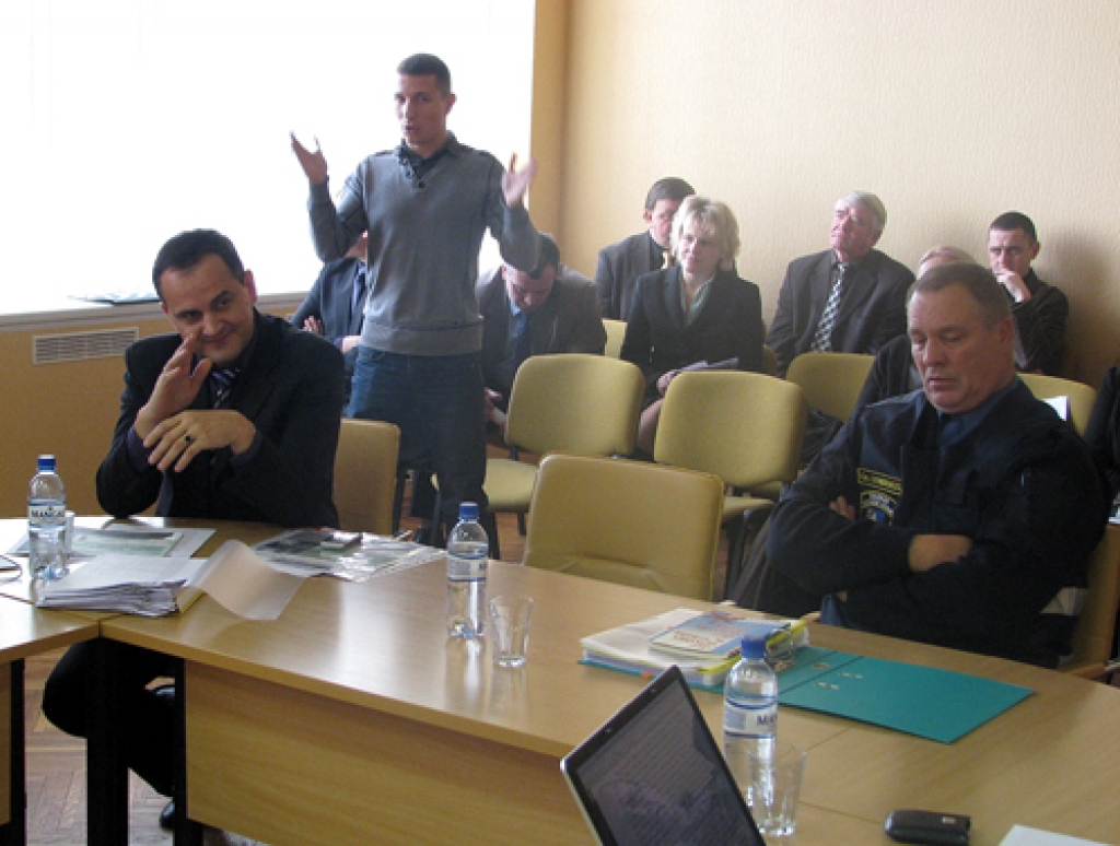 Savu viedokli domes sēdē izklāsta viens no satiksmes noteikumu pārkāpējiem Māris Palma. Viņā ieklausās novada domes juridiskās nodaļas vadītājs Modris Mākulēns un sabiedriskās kārtības nodaļas vadītājs Dzintars Lenbergs.
Autors: Vilnis Auzāns