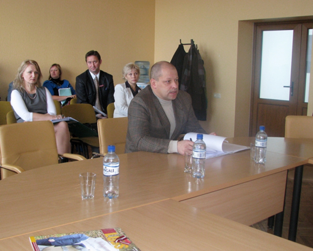 Bauskas novada domes finanšu komitejas sēdē Izglītības pārvaldes vadītājas vietniekam Aleksandram Novickim neklājās viegli, lai pārliecinātu deputātus par finansējuma piešķiršanu telpu remontam bijušās Kristīgās skolas ēkā Rīgas ielā 8. 
Autors: Vilnis Auzāns