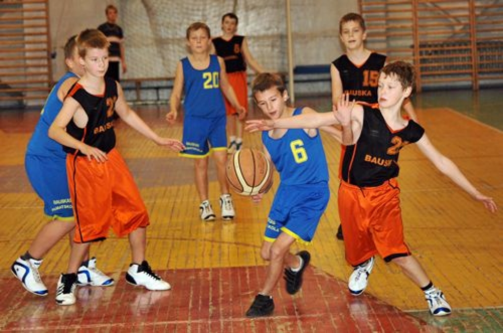 Bauskas sākumskolas puiši (melni oranžos tērpos) izšķirīgajā cīņā uzvarēja Bauskas pamatskolas komandu. 
Autors: Uldis Varnevičs