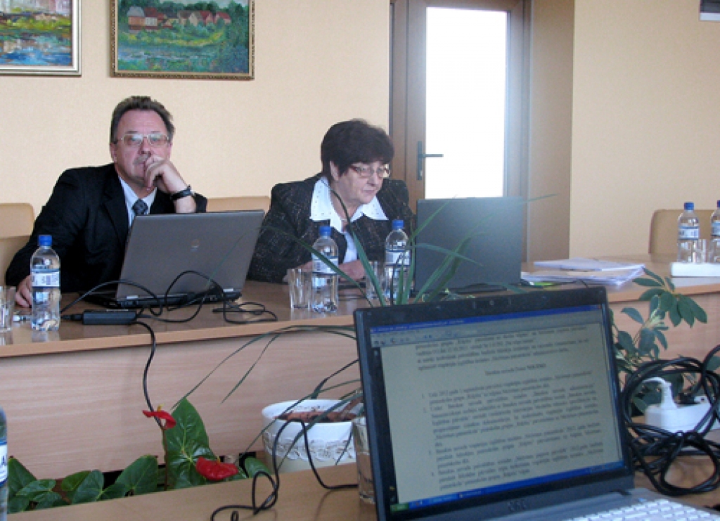 Finanšu komitejas sēdē deputāti Uldis Kolužs un Vera Purmale iedziļinās sagatavotajā lēmuma projektā par kārtību, kādā paredzēts piešķirt finansējumu izglītojamo atbalstam. 
Autors: Vilnis Auzāns