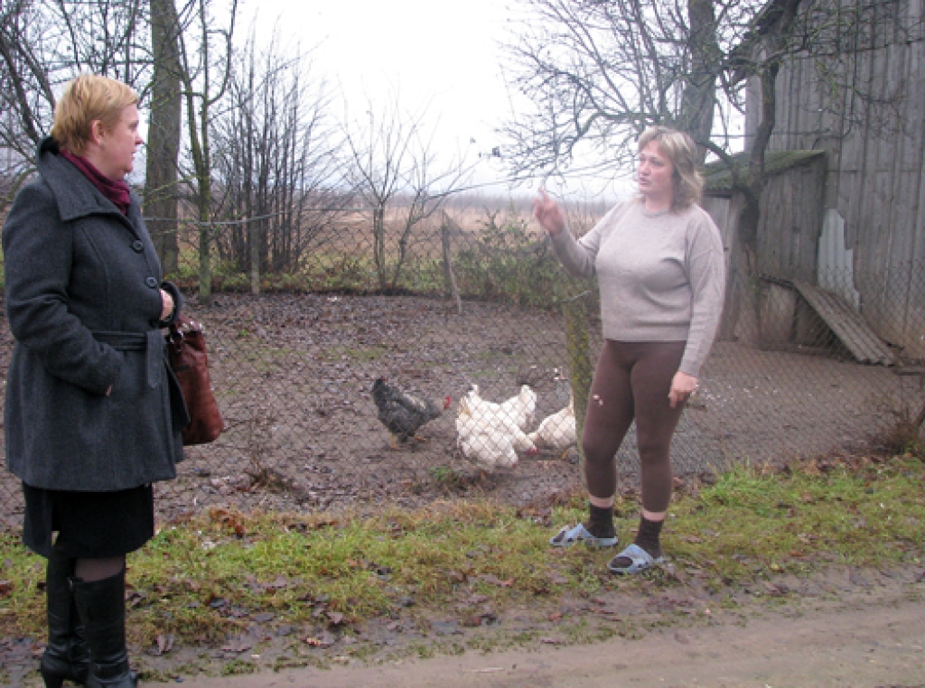 Brunaviete Mārīte Tarvida par nodarīto postu stāsta pagasta pārvaldes vadītājai Baibai Marčenkovai.
Autors: Vilnis Auzāns