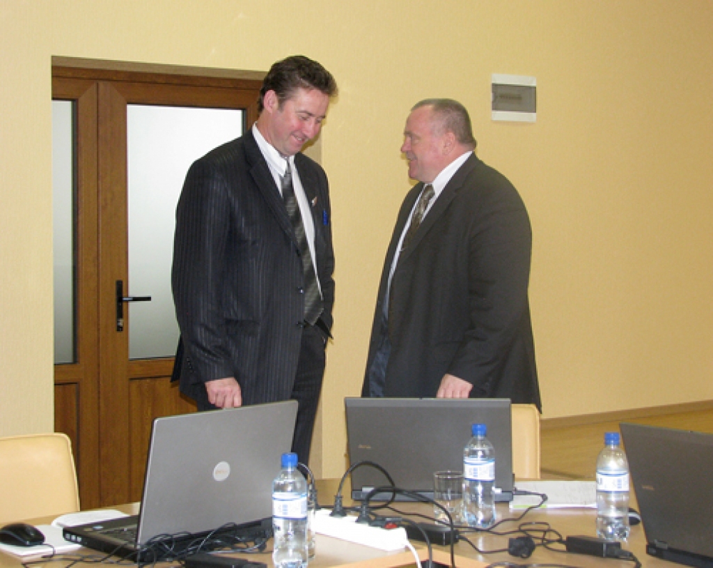 Domes sēdes starpbrīdī Bauskas Valsts ģimnāzijas direktors Raimonds Žabovs ar domes priekšsēdētāju Valdi Veipu spriež par ģimnāzijas ēkas renovāciju. 
Autors: Vilnis Auzāns