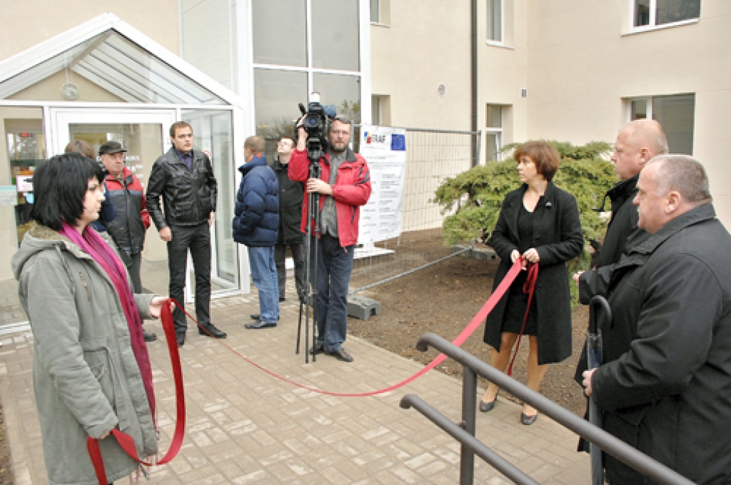 Būvdarbu pilnsabiedrība «A.A.&Būvkompānijas» pabeigusi teju pusmiljonu vērtos būvdarbus Bauskas poliklīnikas ēkā. Trešdien, 23. novembrī, svinīgi tika pārgriezta simboliskā lente.
Autors: Ivars Bogdanovs