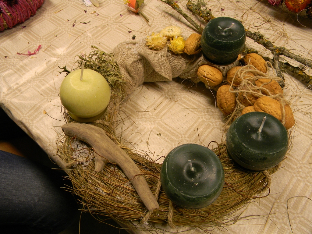 Adventes vainagu grezno sveces, pārējais ir dabiski vienkāršs fons.
Autors: NO BIBLIOTĒKAS ARHĪVA.