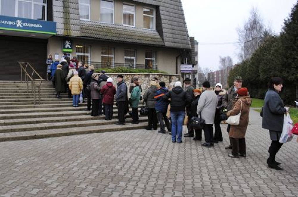ĻAUŽU RINDĀS izskan pārdomu apmaiņa, kāpēc Krājbankai radušās grūtības.
Autors: Juris Iļņickis