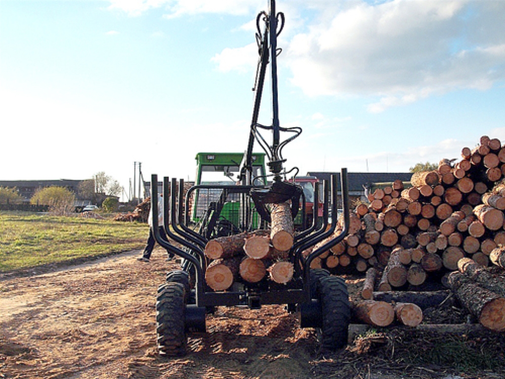 Par Eiropas naudu pirktais mazgabarīta traktors tiek iemēģināts Bārbeles pagasta mežos.
Autors: No albuma.
