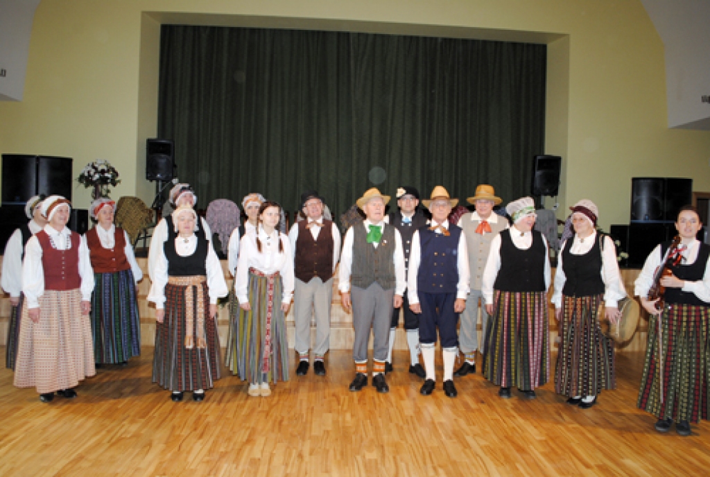 «Trejupe», Bauskas tautas nama folkloras kopa, skatē izpildīja precību dziesmas. 
Autors: Juris Iļņickis