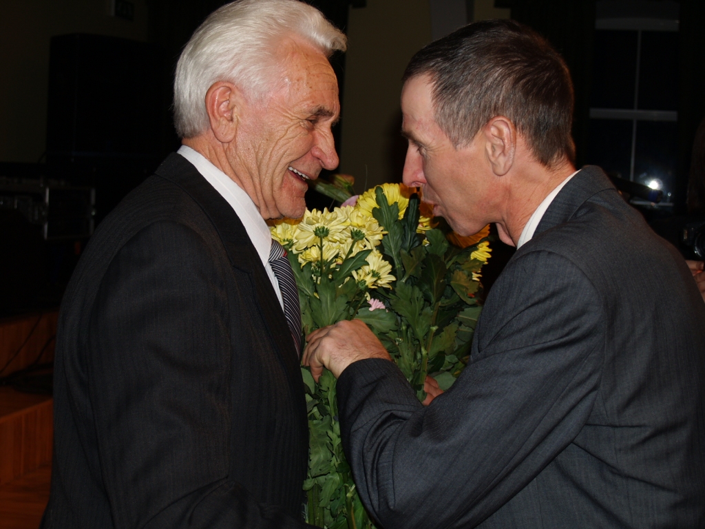 Nominācijas «Goda pilsonis» ieguvēju Ēvaldu Kivilandu sveic domubiedrs Iecavas novada vēstures izpētē Andris Kopeika.
Autors: Madara Ērgle