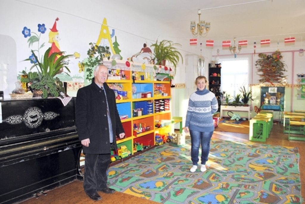 «Rūķīša» bērnu tagadējā rotaļu istaba. Sintija Vincūne-Kolberga, pirmsskolas skolotāja, un Oļģerts Līkais, pagasta pārvaldes vadītājs, spriež, ka šajā pirmsskolas grupiņas telpā vajadzīgs remonts. Grupiņu apmeklē 19 bērnu.