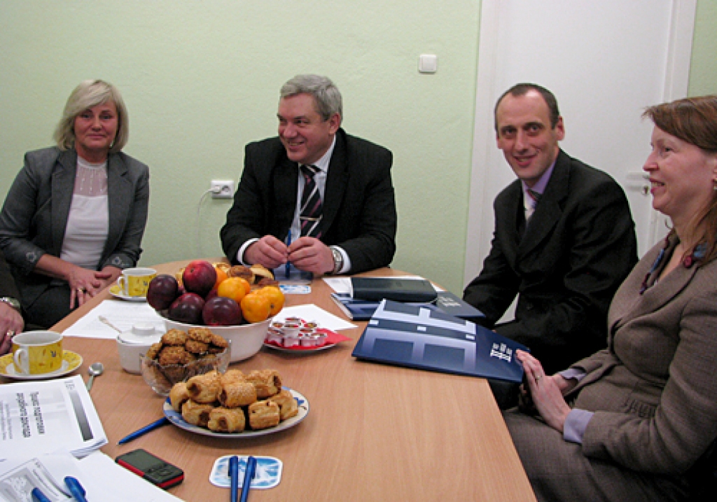 Semināru Bauskā vadīja Valsts probācijas dienesta vadītājs Aleksandrs Dementjevs. Viņam līdzās Bauskas teritoriālās struktūrvienības vadītāja Edīte Mārtinsone (no kreisās). Latviešu kolēģu pieredzi augstu novērtēja Lietuvas Republikas tieslietu ministrijas Ieslodzījumu vietu departamenta Probācijas un inspekcijas nodaļas vadītājs Sauļus Rajunčus (otrais no labās). 
Autors: Vilnis Auzāns