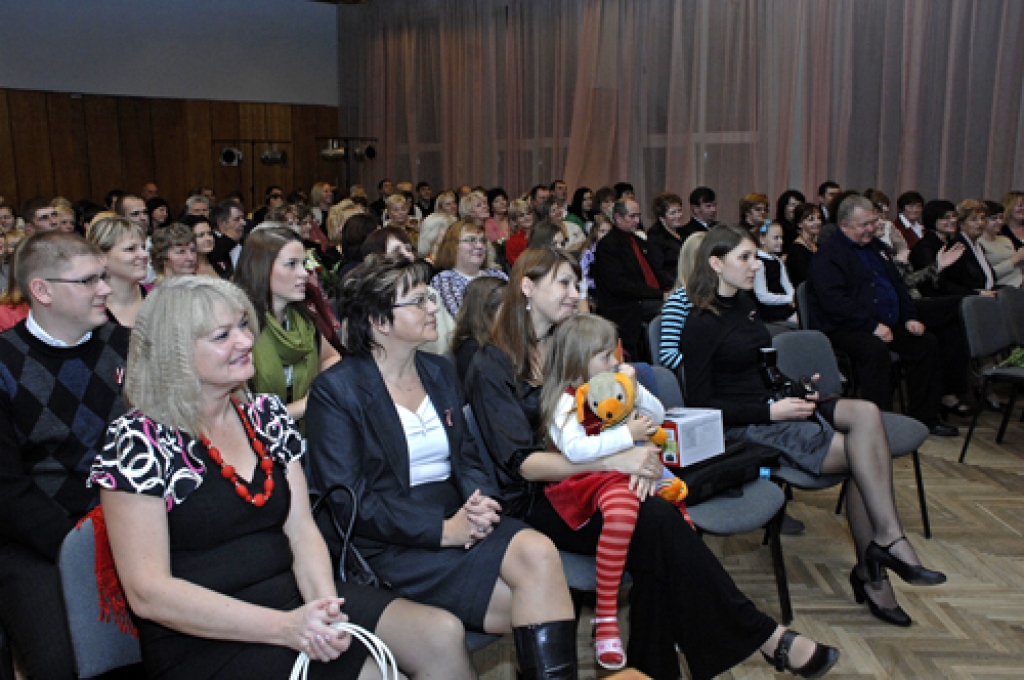 Atgādinot, ka ikviens cilvēks ir daļa no Latvijas, vakara gaitā tika godināti novada aktīvākie sportisti, iedzīvotāju un novada iestāžu ieteiktie sabiedriski aktīvākie, izpalīdzīgākie ļaudis. 
Autors: Ivars Bogdanovs