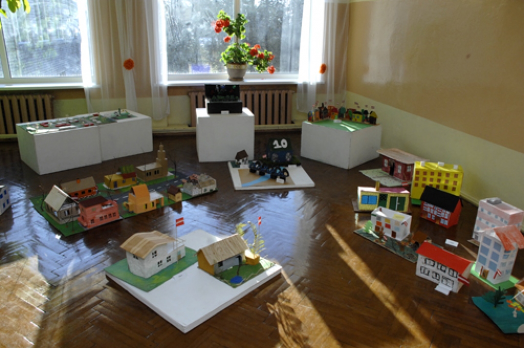 Pirmssvētku nedēļā skolā bija izsludināts kolāžu un ēku maketu konkurss «Svinam svētkus». 
Autors: Ivars Bogdanovs