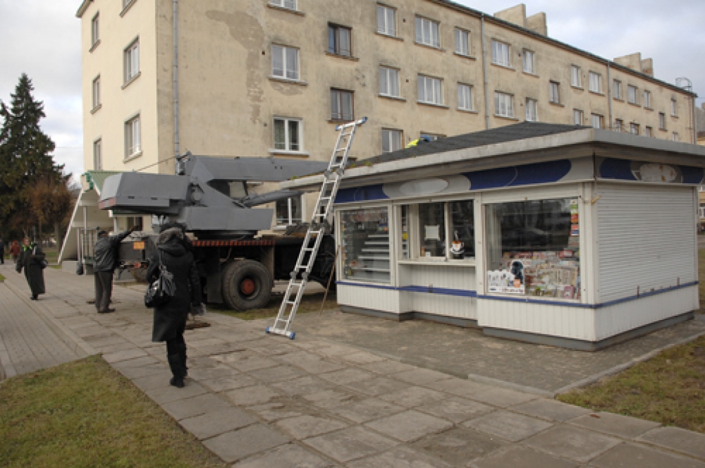 Laukumā pretim poliklīnikas ēkai Bauskā vairs nav tik ierastā avīžu kioska. Tas pārvietots Dārza ielā pāris simtu metrus tālāk.
Autors: Ivars Bogdanovs