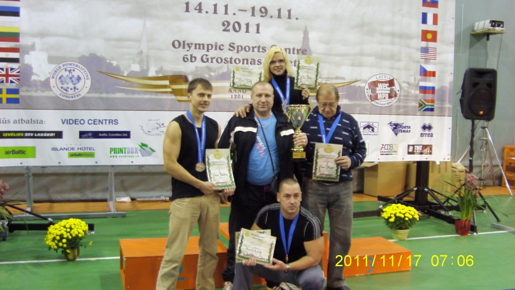 Bauskas novada komanda – Ervīns Paeglītis (no kreisās), asistents Ivars Rigasts, Elva Bole, Ivars Mizišs, pietupies Armands Naglazs.  Elva Bole un viņas treneris Ivars Rigasts. 
Autors: No albuma.