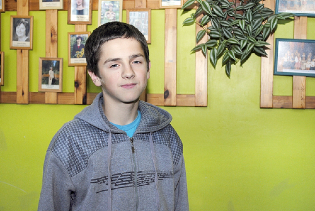 ARMANDS LAUVA, Īslīces vidusskolas 8. klases audzēknis, priecājas par novērtēto darbu. Viņa virzītāja – sociālo zinību skolotāja Rita Straumīte – fotografēšanās brīdī bija aizņemta Bauskas novada konkursa «Gada skolotājs» noslēguma pasākumā.
Autors: Juris Iļņickis