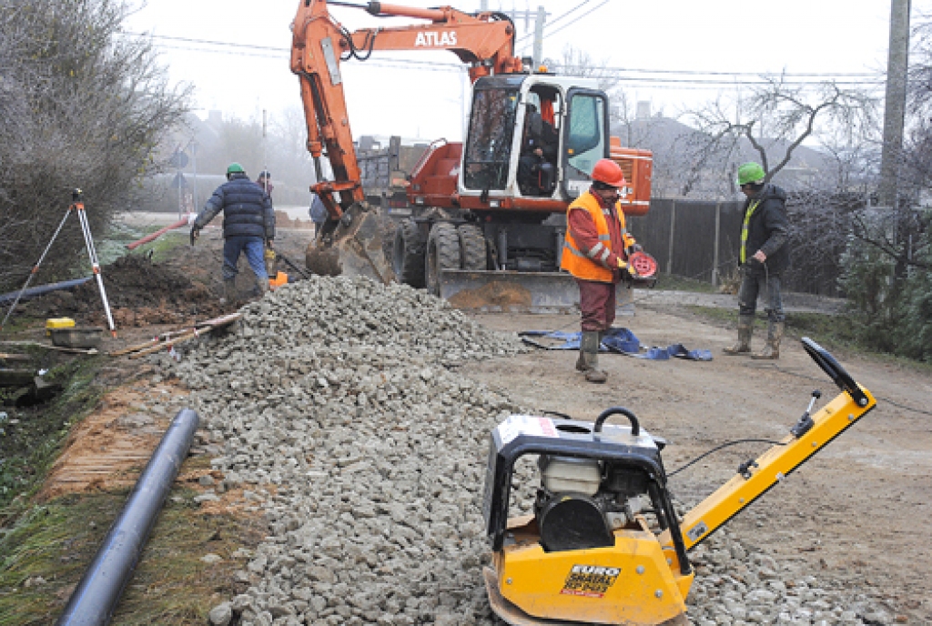 Pionieru ielas posmu no Zemgaļu līdz Pilskalna ielai Bauskā SIA «Laterna» būvnieki, iespējams, pabeigs šodien, 14. novembrī. 
Autors: Juris Iļņickis