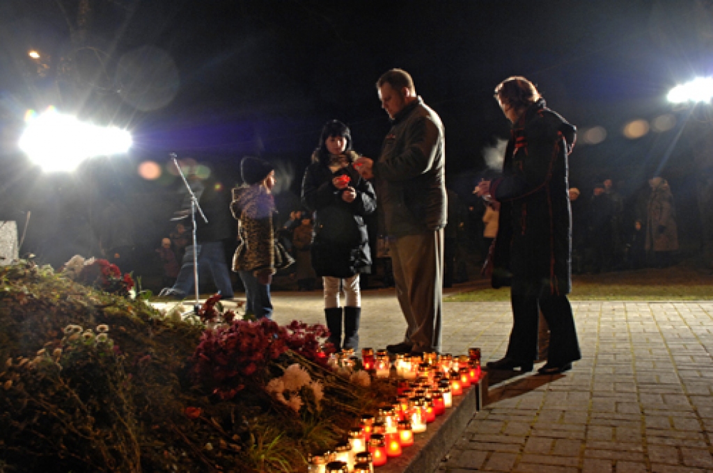 Lāčplēša dienas svinības, kas tradicionāli notiek gada tumšākajā laikā, Bauskā pie Brīvības cīņās kritušo pieminekļa izgaismoja lāpas, svecītes un prožektori. 
Autors: Ivars Bogdanovs