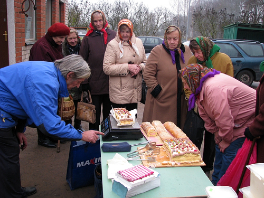 Brunavieša Jura Tiroļa saldumus saviem tuviniekiem iegādājas Velta Brauhbārde. Rindā stāvošie sāk jau satraukties, vai gardumu visiem pietiks. 
Autors: Vilnis Auzāns