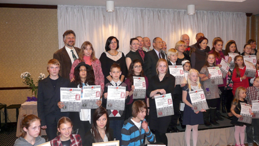 Bērni un skolotāji noslēgumā fotografējās ar pasākuma rīkotājiem, profesionāliem māksliniekiem.
Autors: no Vecumnieku mūzikas un mākslas skolas albuma