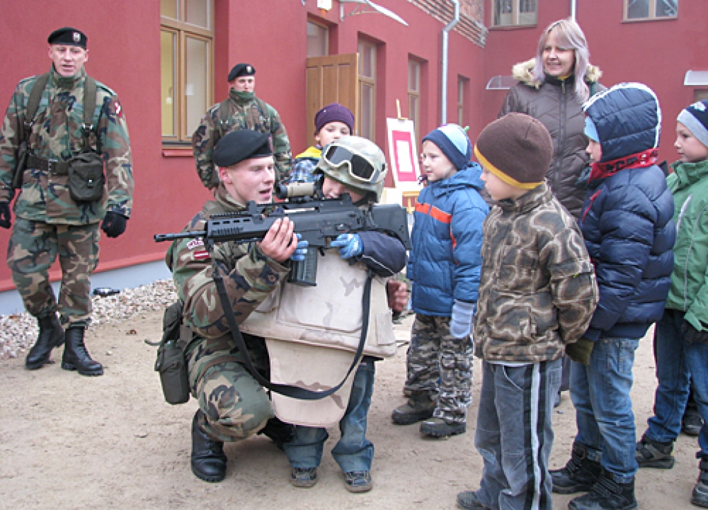 Mežotnes pamatskolas pirmsskolas izglītības iestādes audzēknis Markus Kevins Platais pārliecināts, katram kārtīgam puikam jāprot apieties ar ieročiem. Šīs prasmes viņam ierāda zemessargs Roberts Zabarovskis.
Autors: Vilnis Auzāns