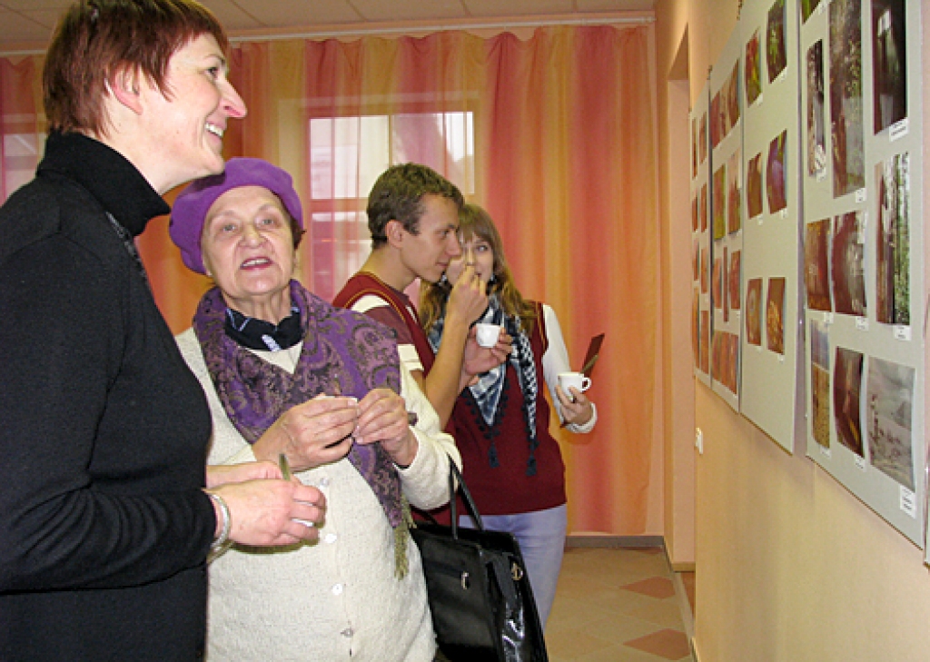 Foto izstādes „Lidojums krāsās un sajūtās” vecākā dalībniece ir pensionētā skolotāja Zinaīda Ivanova (otrā no kreisās). 
Autors: Vilnis Auzāns
