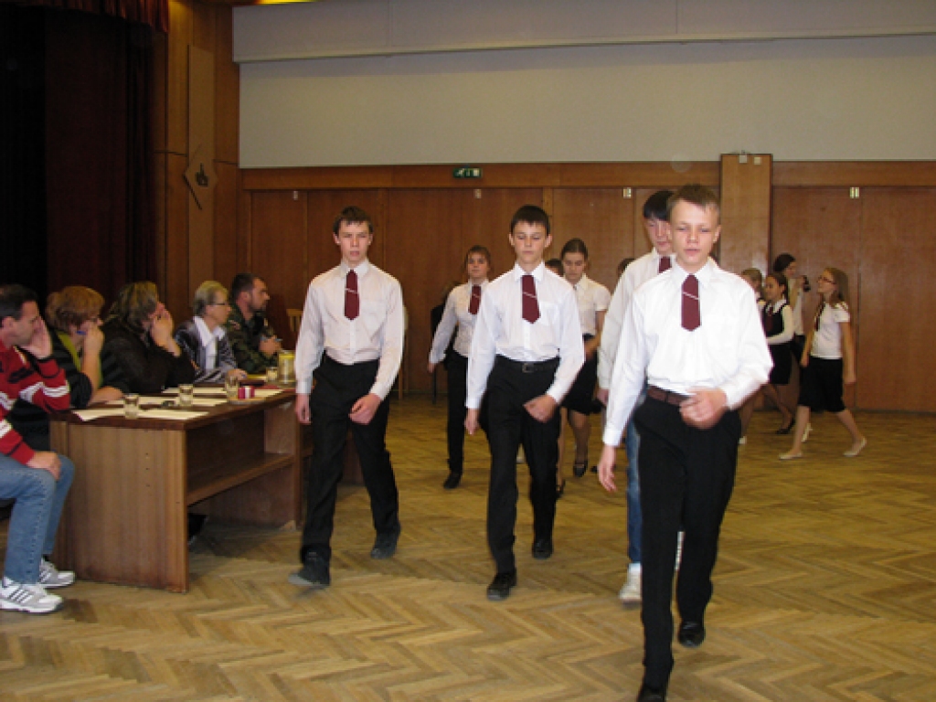 Pilsrundāles vidusskolas skolēni demonstrē savu soļot prasmi. Lāčplēša dienai veltītajā ierindas skatē piedalījās audzēkņi no 1. līdz pat 12. klasei. 
Autors: Vilnis Auzāns