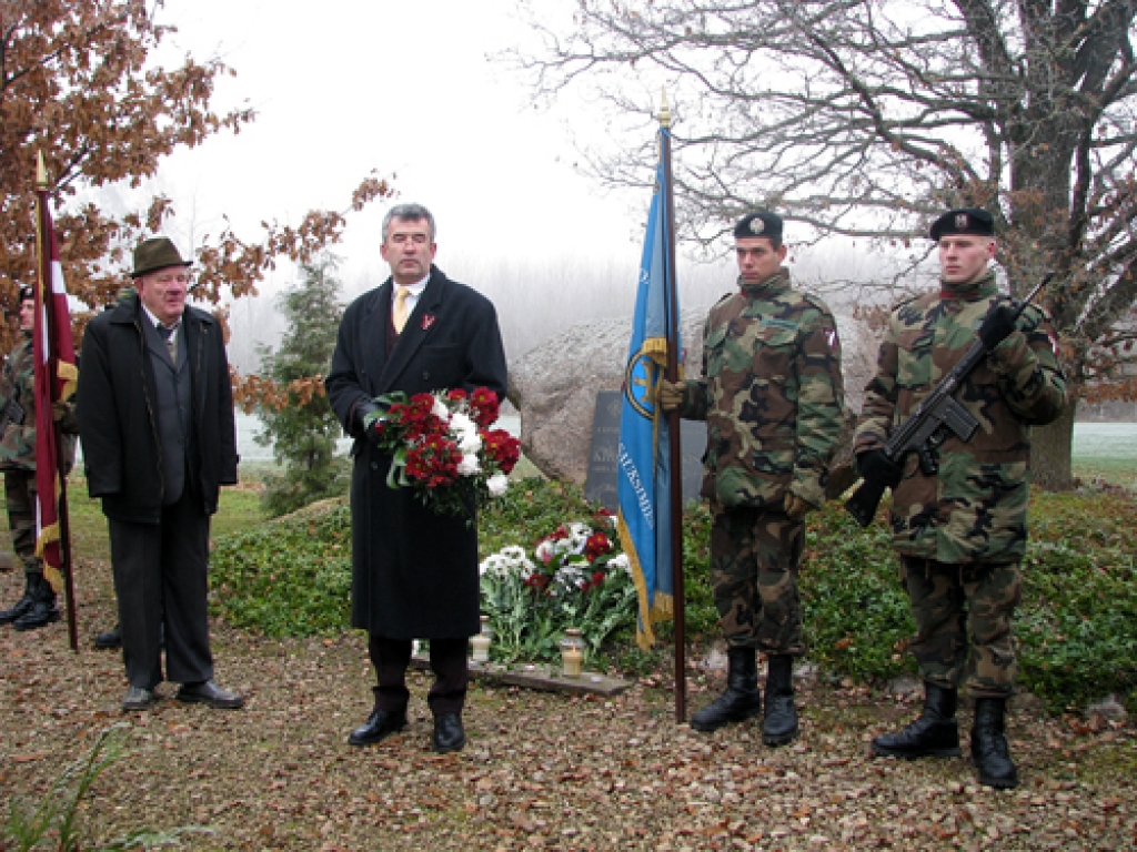 Vēsturnieks un Bauskas novada domes deputāts Raitis Ābelnieks iepazīstina ar ģenerāļa Krišjāņa Berķa veikumu Latvijas labā. 
Autors: Vilnis Auzāns
