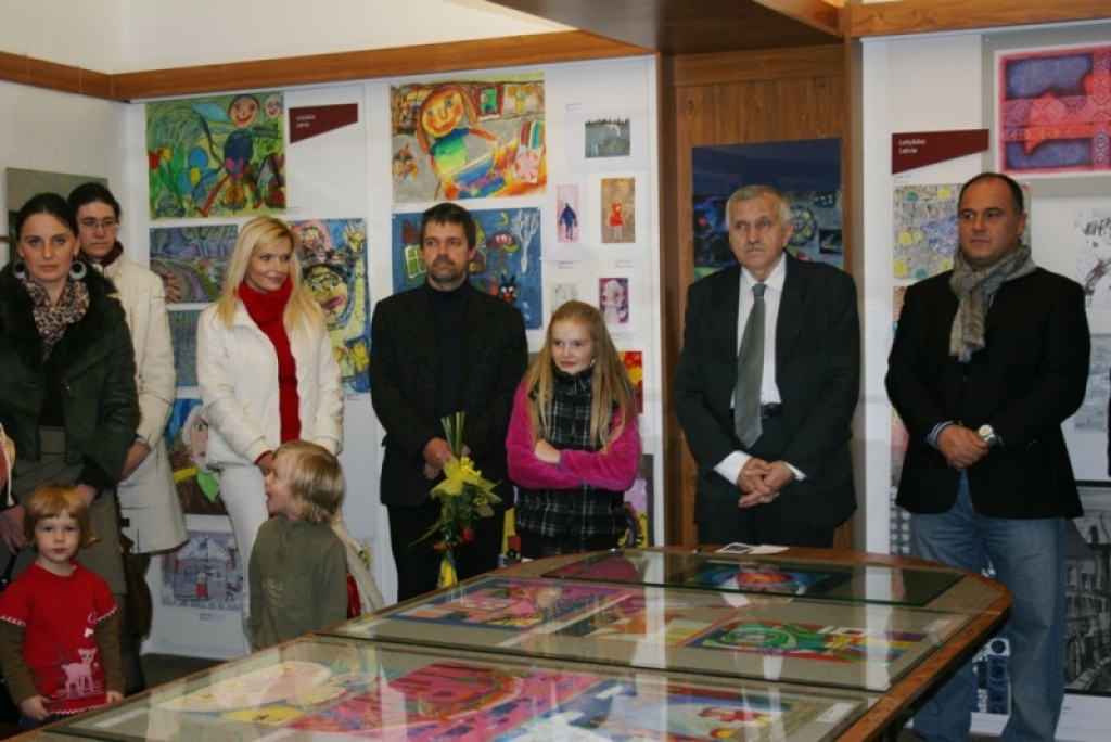 Nāhodas reģionālajā muzejā 6. novembrī atklāta Latvijas bērnu zīmējumu izstāde.
Autors: no www.mdvv-lidice.cz