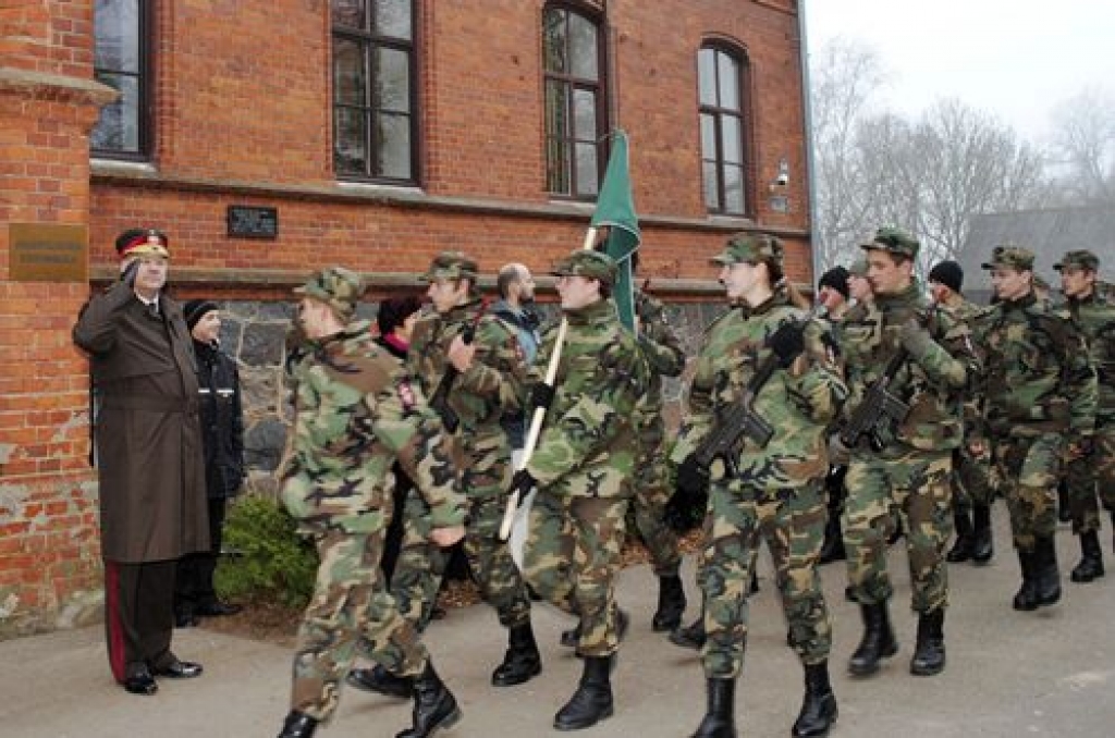 Skaistkalnes jaunsargu vienības parāde Lāčplēša dienā. Viņu sniegumu vēro atvaļinātais brigādes ģenerālis Juris Vectirāns. 
Autors: Juris Iļņickis