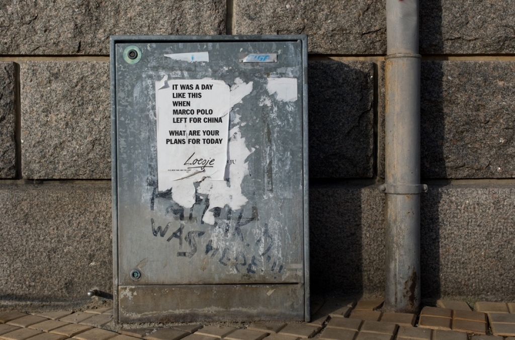 «Loesje» ir vārda brīvību un radošumu popularizējoša organizācija, kas radusies 20. gadsimta astoņdesmitajos gados Nīderlandē. Tās galvenā iezīme ir melnbalti, vienkārši veidoti plakāti par dažādām nopietnām un nenopietnām tēmām. Garāmgājējus tie aicina uz brīdi apstāties un aizdomāties.
Autors: No albuma.