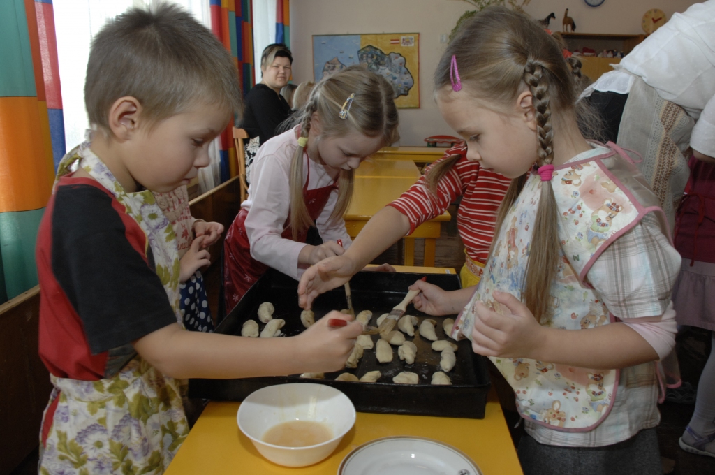 Bērnudārza «Lācītis» vecākās grupas audzēkņi gatavo pīrāgus Mārtiņdienas svinību galdam. 
Autors: Ivars Bogdanovs