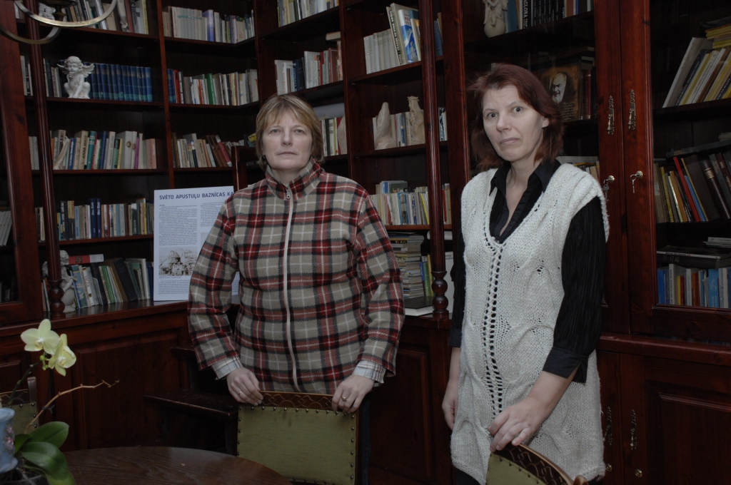 Saldus Svētā Gregora kristīgās kalpošanas skolas klausītājas Rita Otomere un Frančeska Leikarte divas nedēļas strādās praksē Bruknas Kalna svētību kopienā. 
Autors: Ivars Bogdanovs