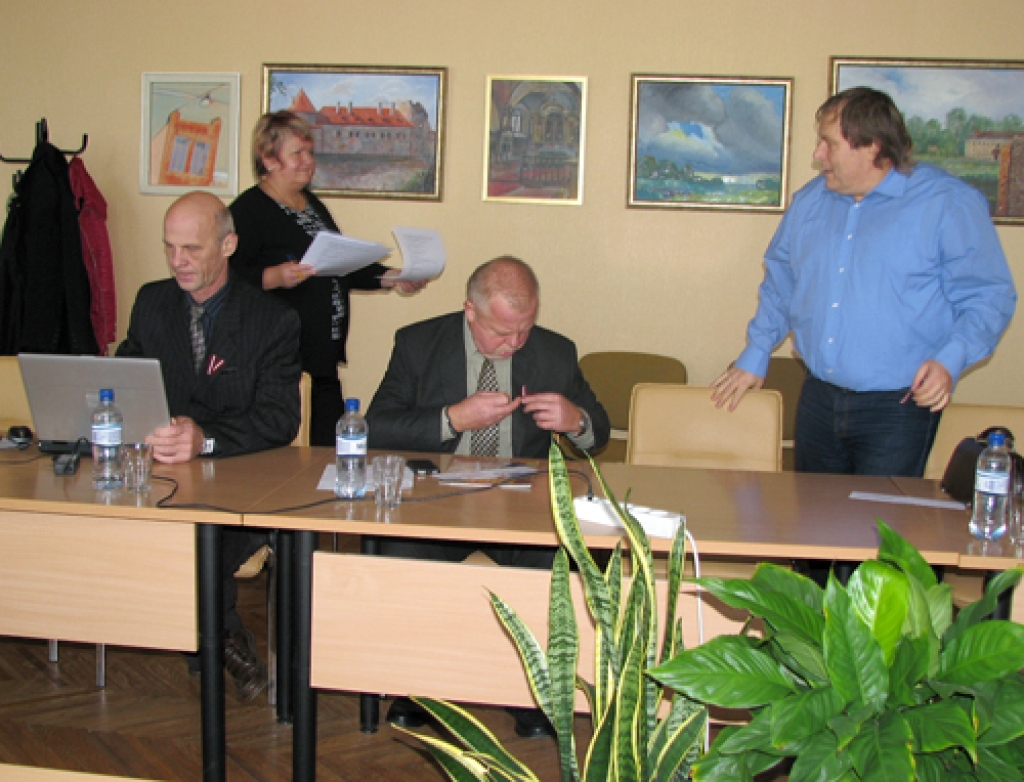 Bauskas novada dzimtsarakstu nodaļas vadītāja Sandra Kolberga pirms sociālo un veselības lietu komitejas sēdes deputātiem izdala faktu lapas par iestādes darbu. 
Autors: Vilnis Auzāns