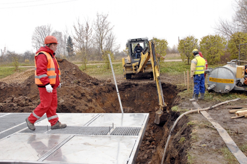 SANDIS SLIŠĀNS, atbildīgais par objektu (no kreisās), uzrauga būvbedres rakšanu otrai notekūdeņu attīrīšanas iekārtu vannai. Uzvaras ciema ūdenssaimniecības modernizācijā nodarbināti ap desmit SIA «Būvfirma Vītols» strādnieku.
Autors: Ivars Bogdanovs