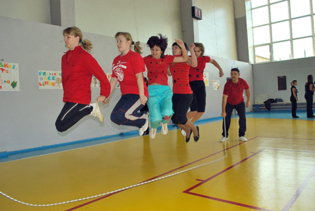 Pāri virvei lec grupiņas «Mārītes» bērnu vecāki. 
Autors: Uldis Varnevičs