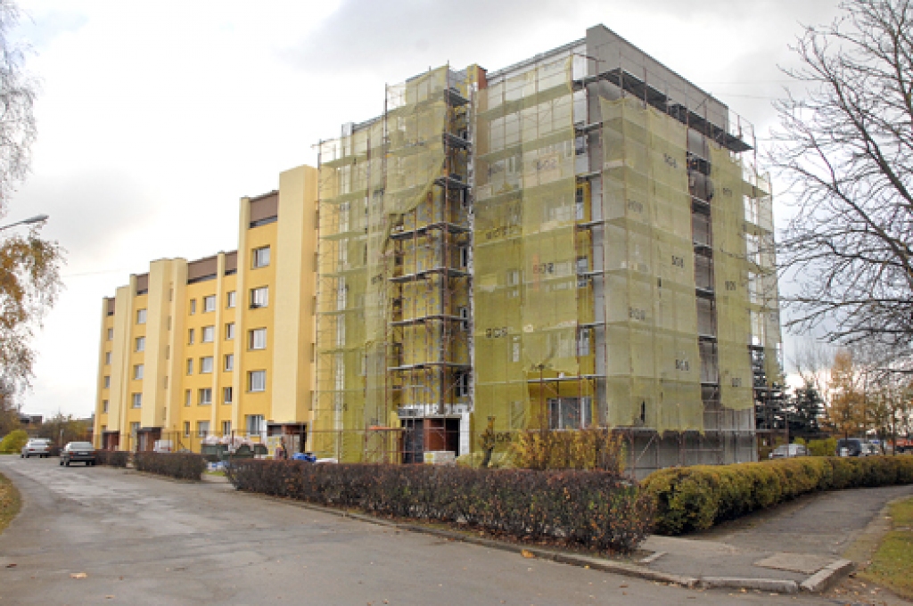 Pašlaik Bauskā visvērienīgākā siltināšana tiek īstenota daudzdzīvokļu namam Kareivju ielā 3.
Autors: no «Bauskas Dzīves» arhīva.