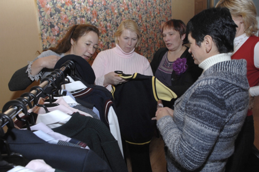 Skaistkalnes vidusskolas pedagoģes izvērtē atvesto formu paraugus. 
Autors: Ivars Bogdanovs