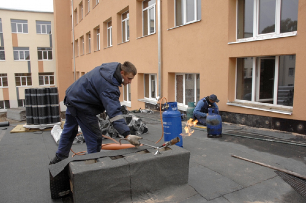 SIA «RD BŪVNIEKS» celtnieki veic pēdējos Saulaines profesionālās vidusskolas mācību korpusa un sporta zāles siltināšanas darbus. 
Autors: Ivars Bogdanovs