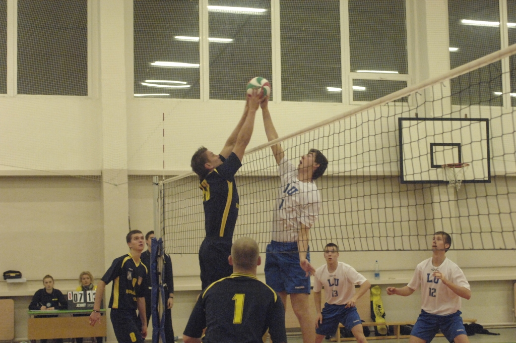 «Rundāle/Bauska» volejbola komanda 2. novembrī Pilsrundāles vidusskolas sporta zālē uzņēma viesus no Rīgas – Latvijas Universitātes komandu. Spēle noslēdzās ar rezultātu 3:0 mūsu volejbolistu labā. 
Autors: Ivars Bogdanovs