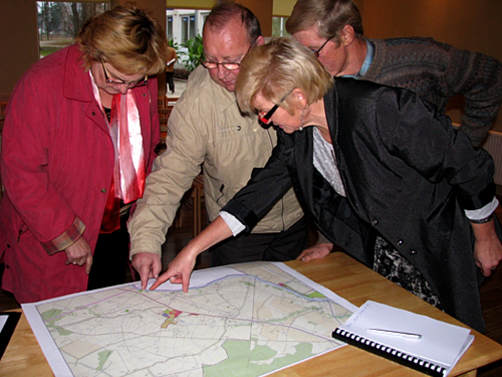 Brunavieši skata kartē vietu, kur iezīmēta ātrgaitas maģistrāle un starptautiskā dzelzceļa līnija. 
Autors: Vilnis Auzāns