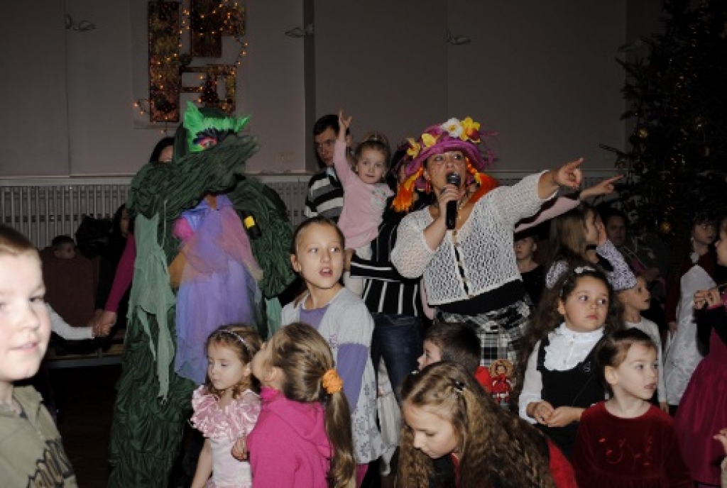 Šajās dienās daudzos pagastos notiek pirmsskolas vecuma bērnu Ziemsvētku eglīšu sarīkojumi. 26.decembrī šādi svētki tika rīkoti arī Īslīces pagasta kultūras namā, kur pulcējās ap 200 bērnu. Šajā fotogalerijā piedāvājam ieskatu sarīkojuma...
Autors: Kristaps Ābelnieks