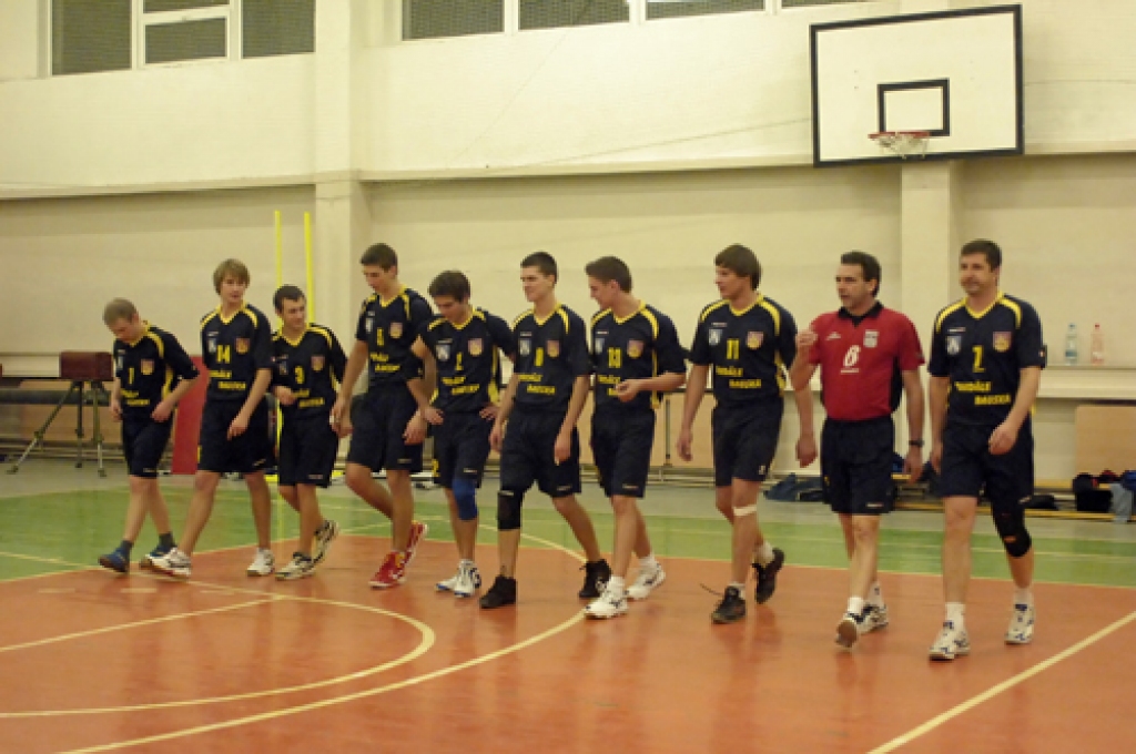 Latvijas Volejbola federācijas 1. līgas spēlē, kas notika 21. decembrī Pilsrundāles vidusskolas sporta zālē, «Rundāle-Bauska» piedzīvoja zaudējumu ar 1:3 pret LSPA komandu. 
Mājinieki sāka ar pārliecinošu uzvaru pirmajā setā – 25:15. Tomēr...
Autors: Ivars Bogdanovs