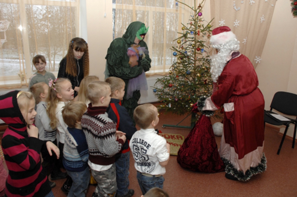 Pirmsskolas vecuma bērni Dāviņu pagasta kultūras centrā «Dāvis» pie eglītes satikās 23. decembrī. 
Īslīces kultūras nama mākslinieki – Pūķītis, Pepija un Ziemassvētku vecītis – rotaļās iesaistīja gan bērnus, gan vecākus. Tika dejota...
Autors: Ivars Bogdanovs